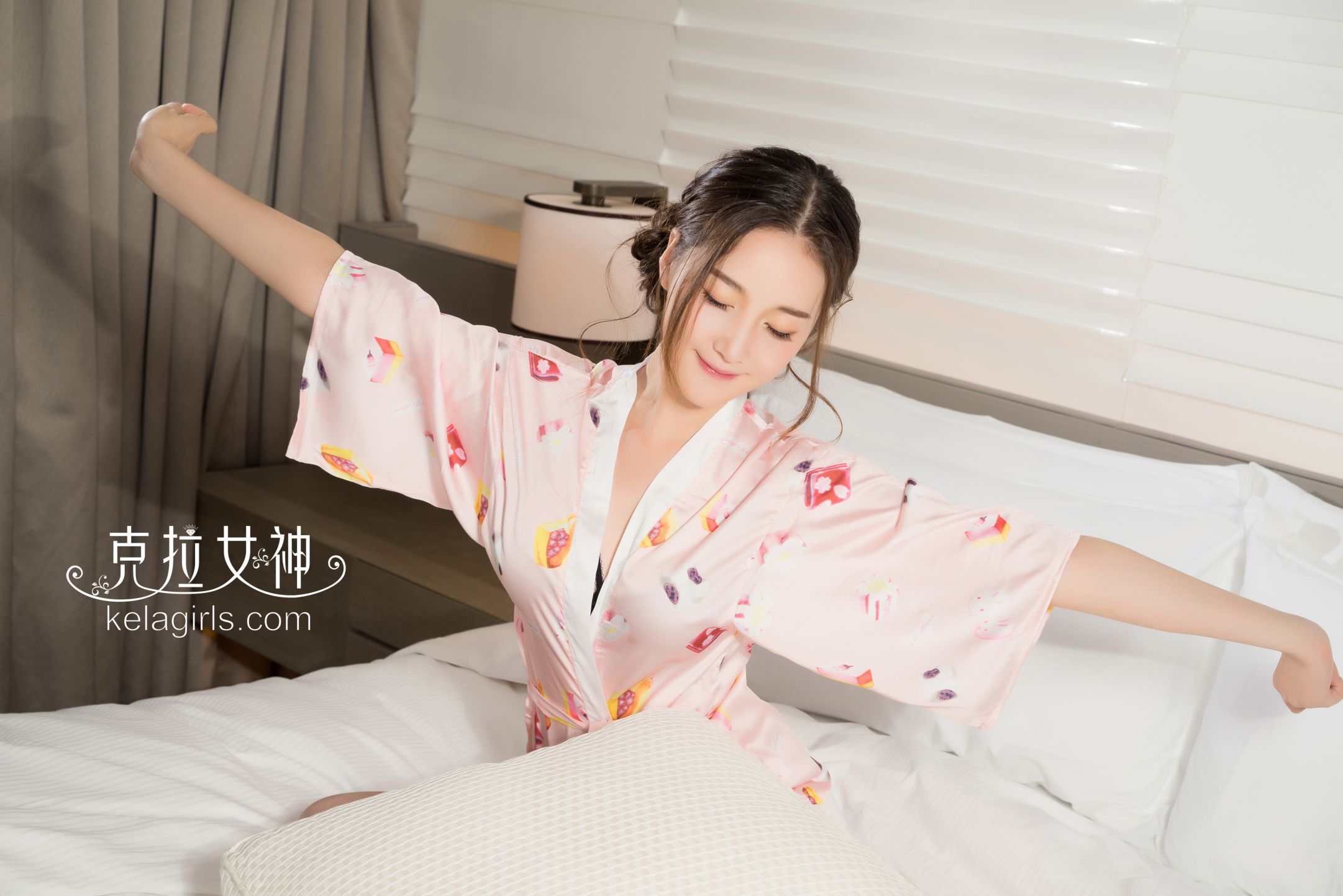 甜美女神杨暖碎花睡衣写真