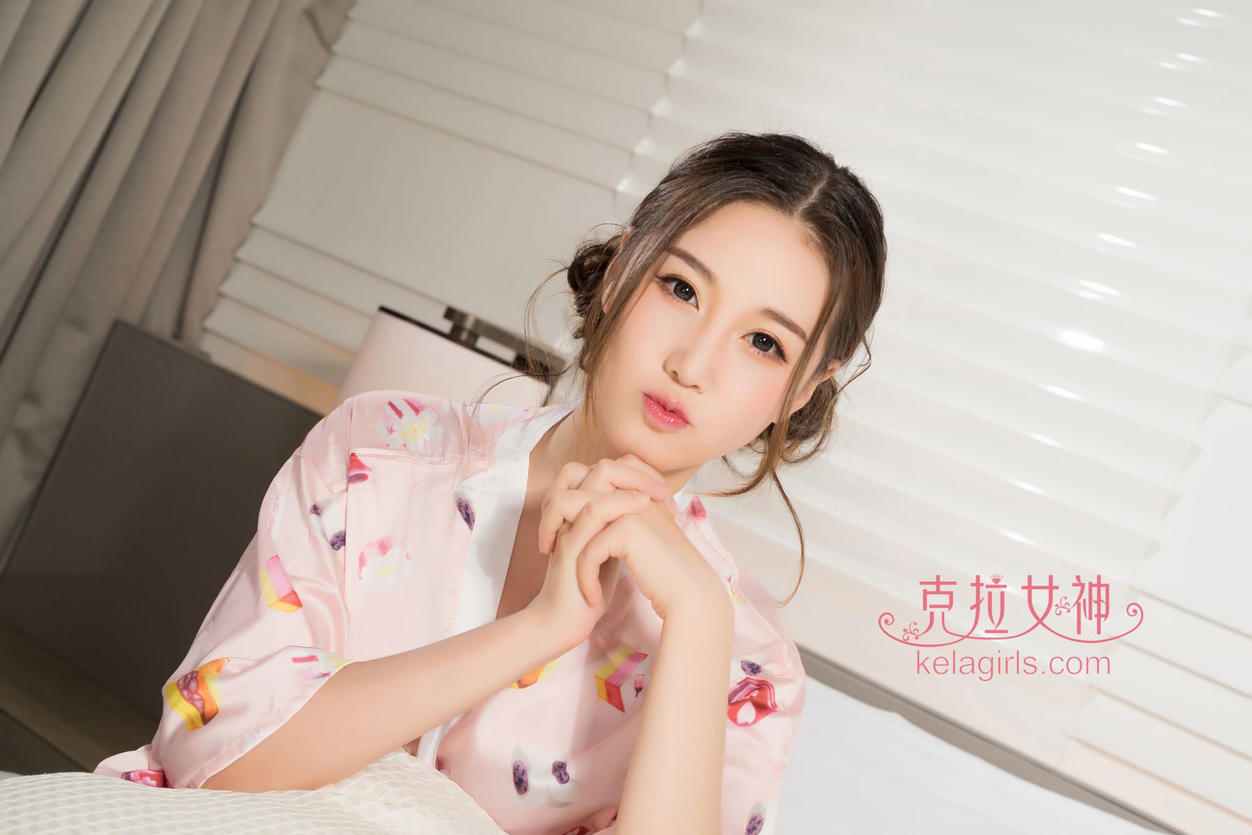 甜美女神杨暖碎花睡衣写真