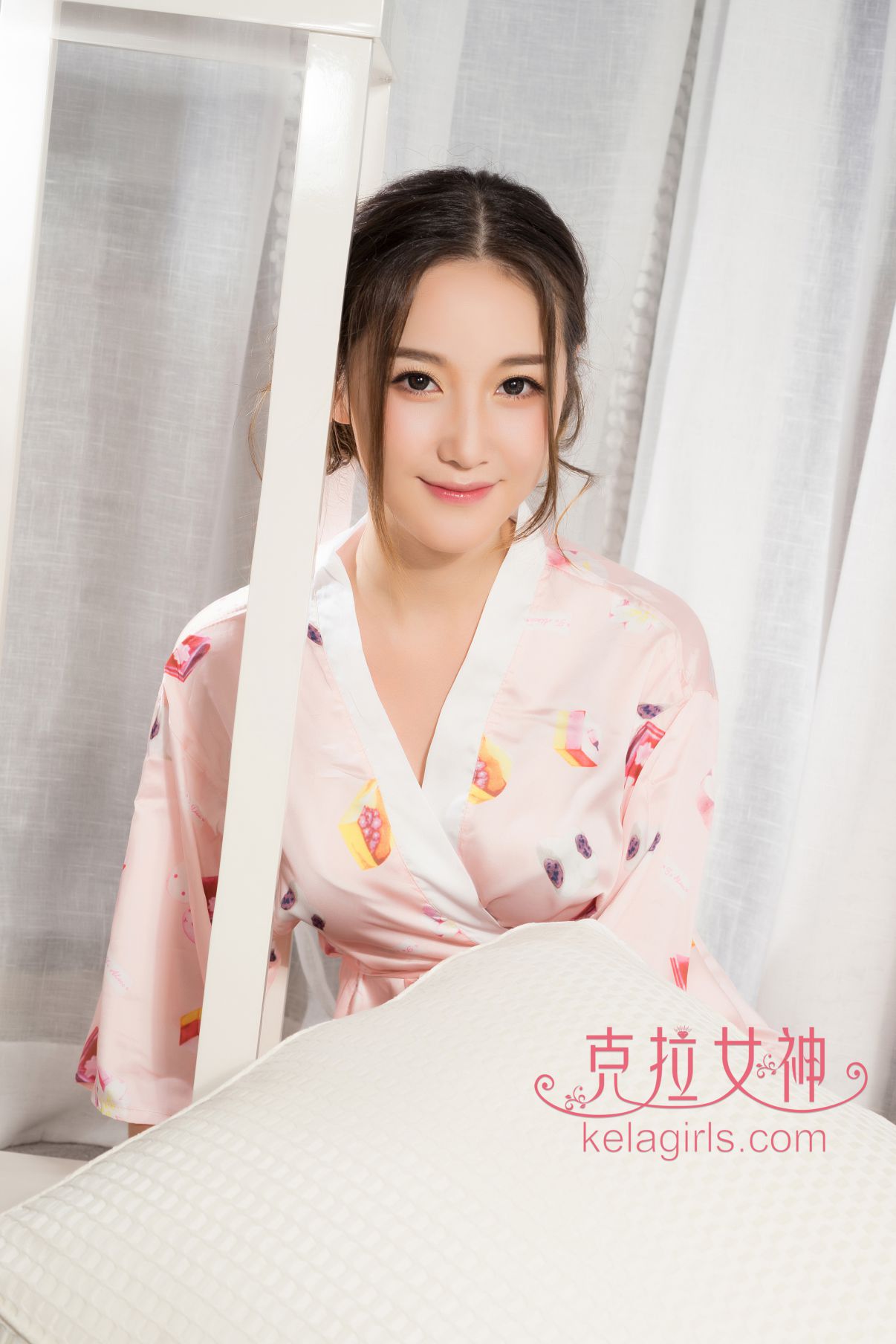 甜美女神杨暖碎花睡衣写真