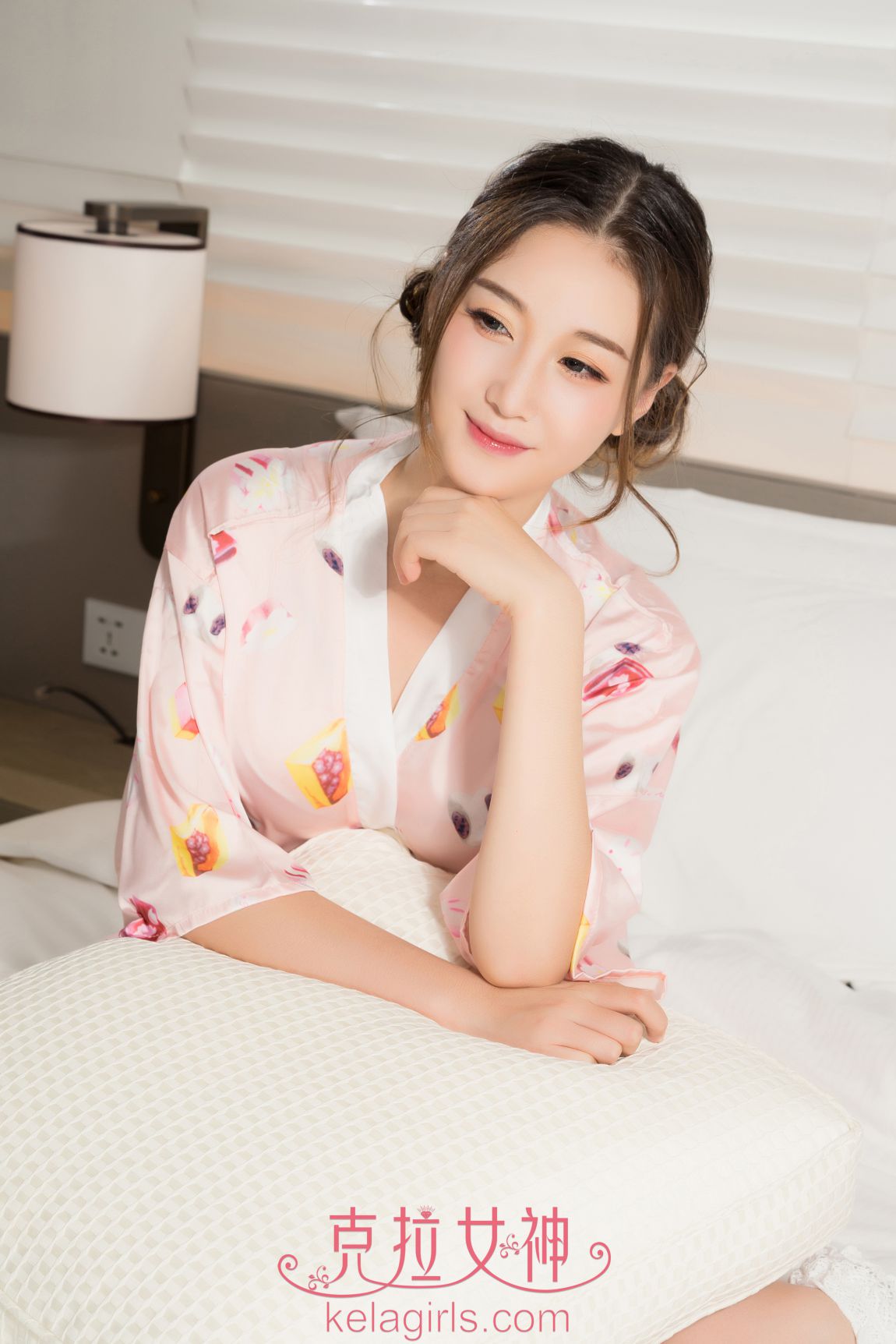甜美女神杨暖碎花睡衣写真