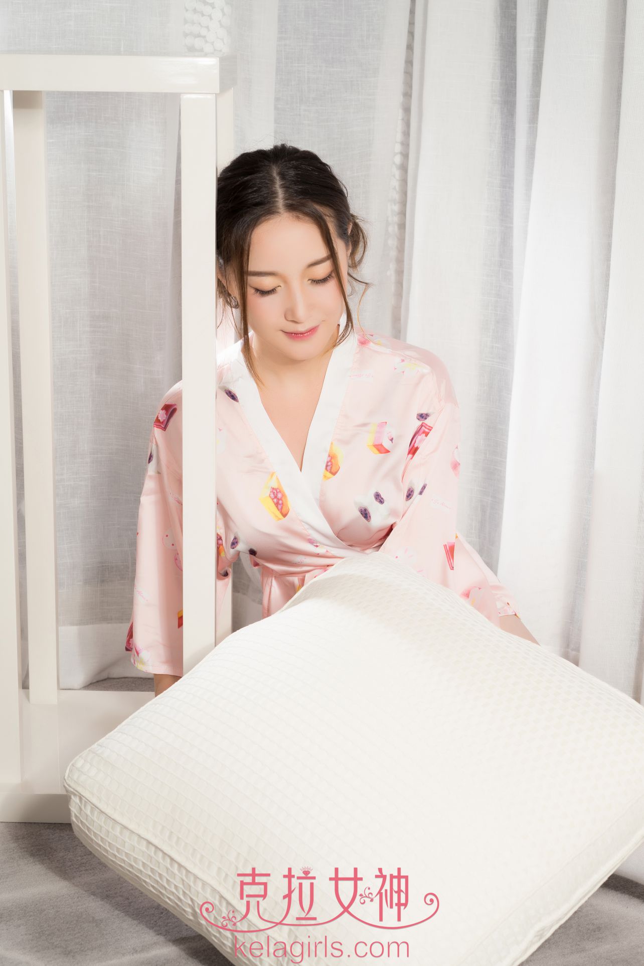 甜美女神杨暖碎花睡衣写真