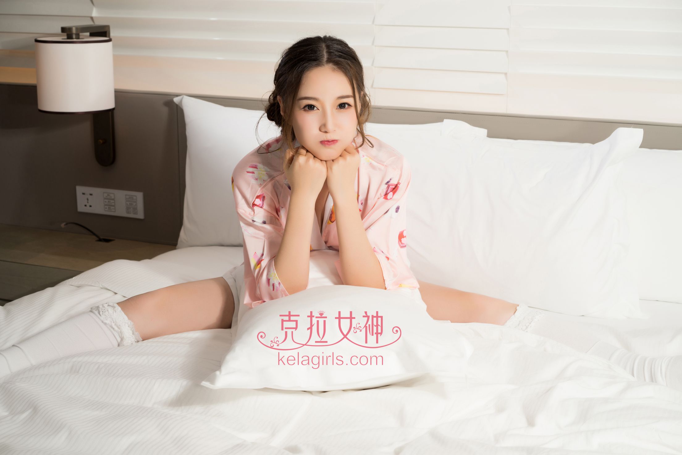 甜美女神杨暖碎花睡衣写真