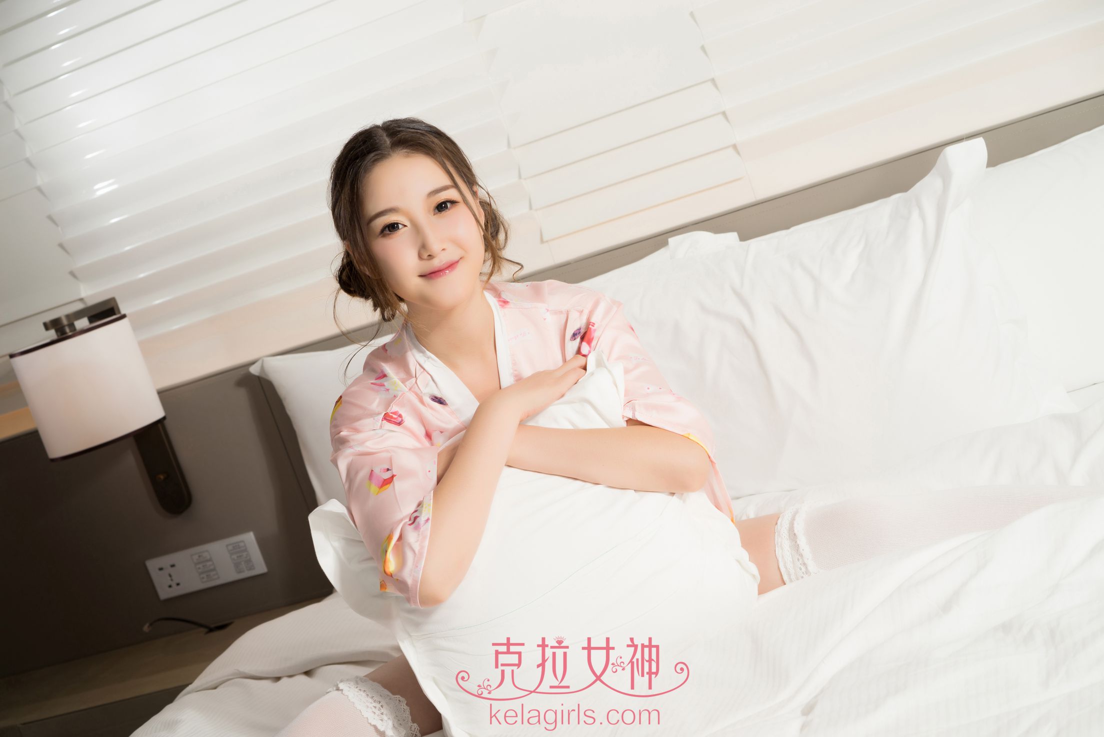 甜美女神杨暖碎花睡衣写真