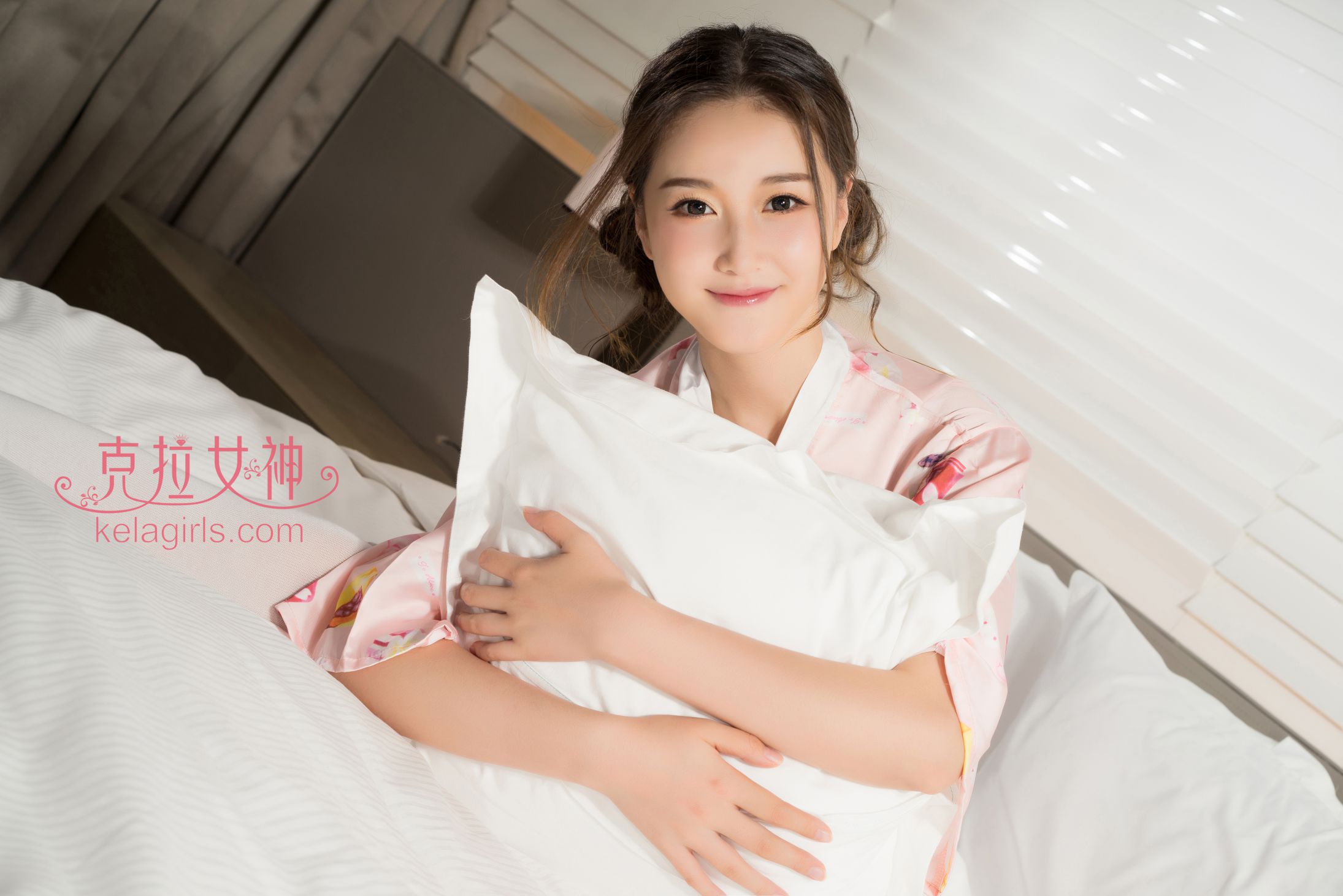 甜美女神杨暖碎花睡衣写真