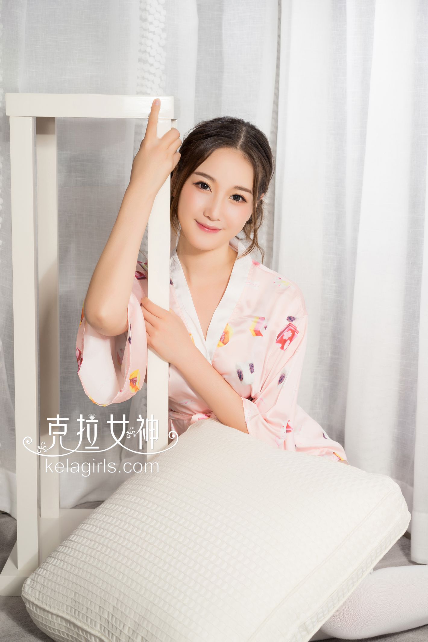 甜美女神杨暖碎花睡衣写真