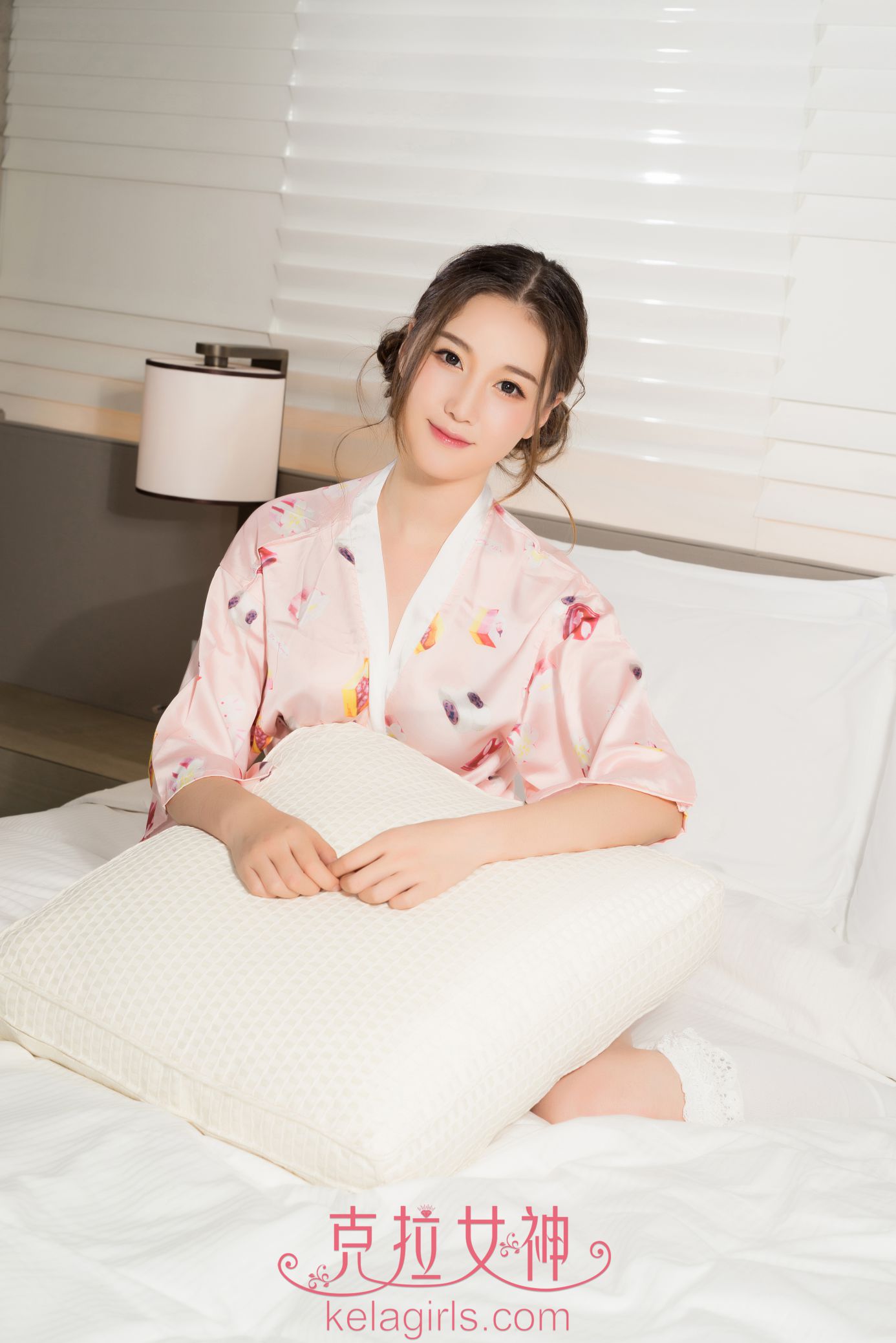 甜美女神杨暖碎花睡衣写真