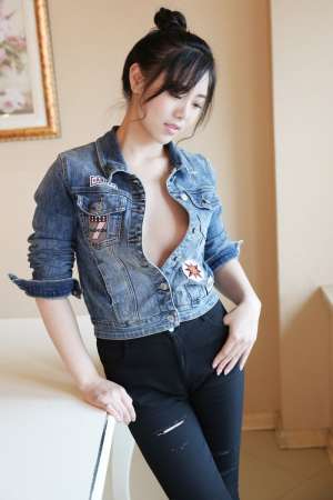 皮肤白嫩的微胖牛仔服妹妹