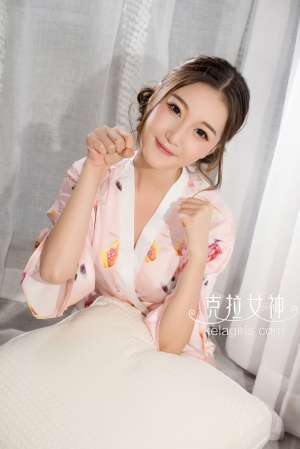 甜美女神杨暖碎花睡衣写真