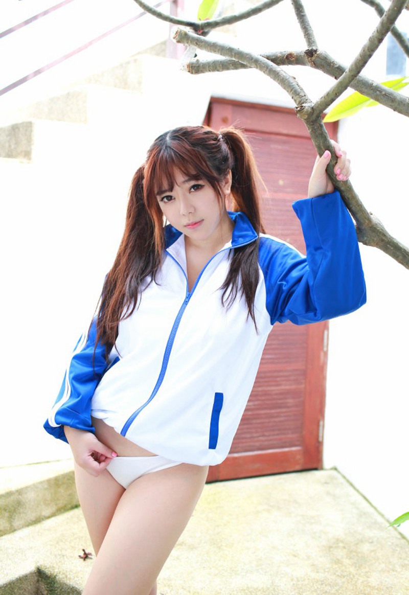 清纯学生妹美女刘飞儿公园大胆露胸脱裤子