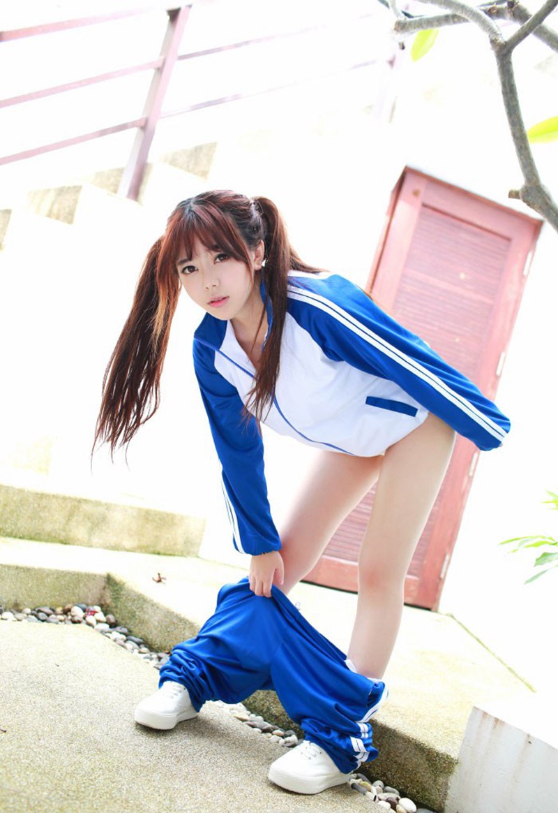 清纯学生妹美女刘飞儿公园大胆露胸脱裤子