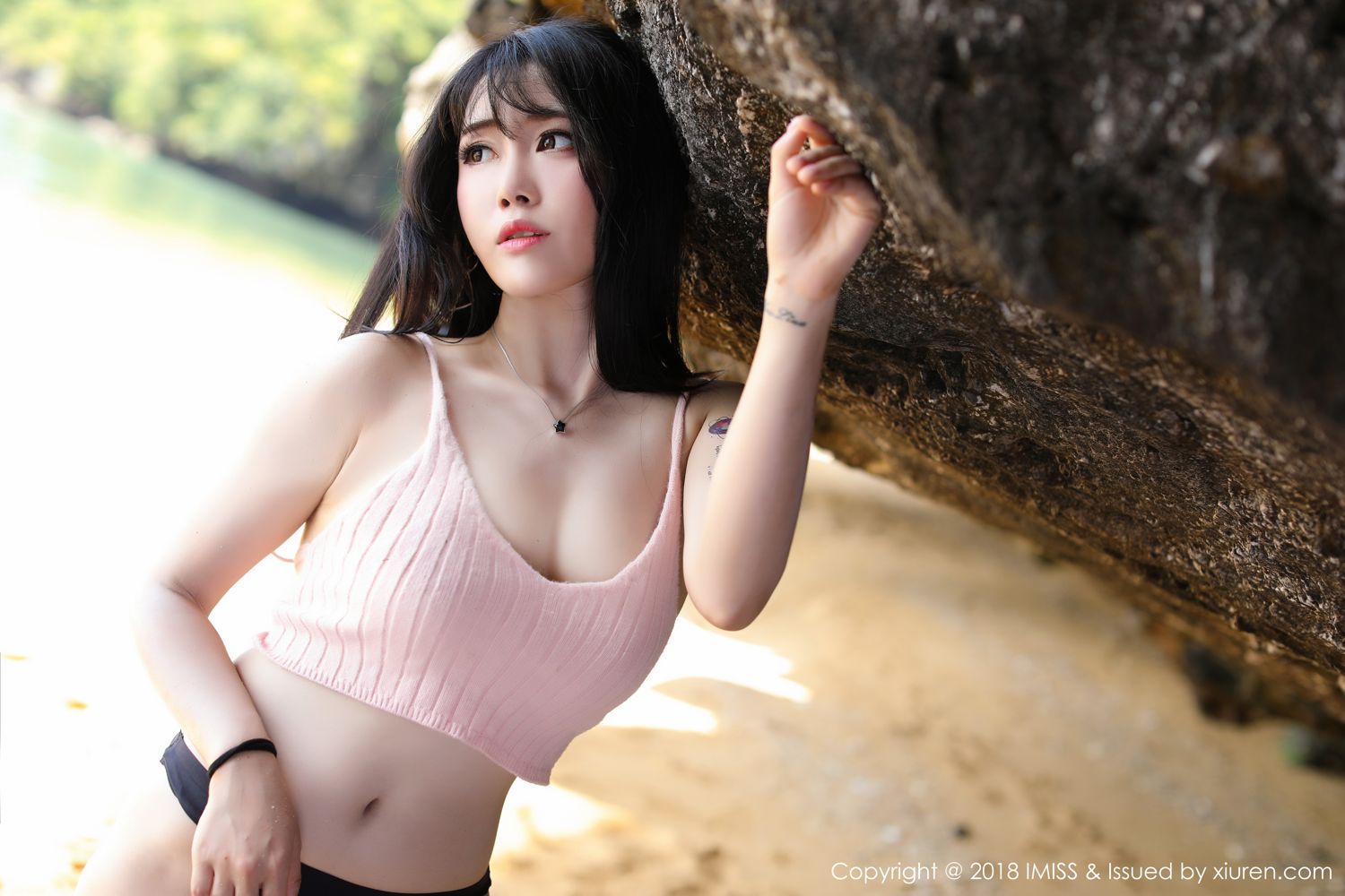 沙滩女神兜豆靓 性感黑色丁字裤秀完美身材