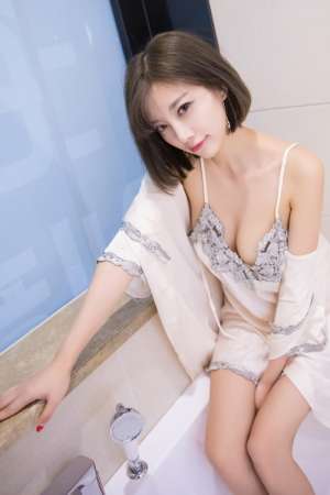 宅男女神杨晨晨酥胸美腿私房睡衣装