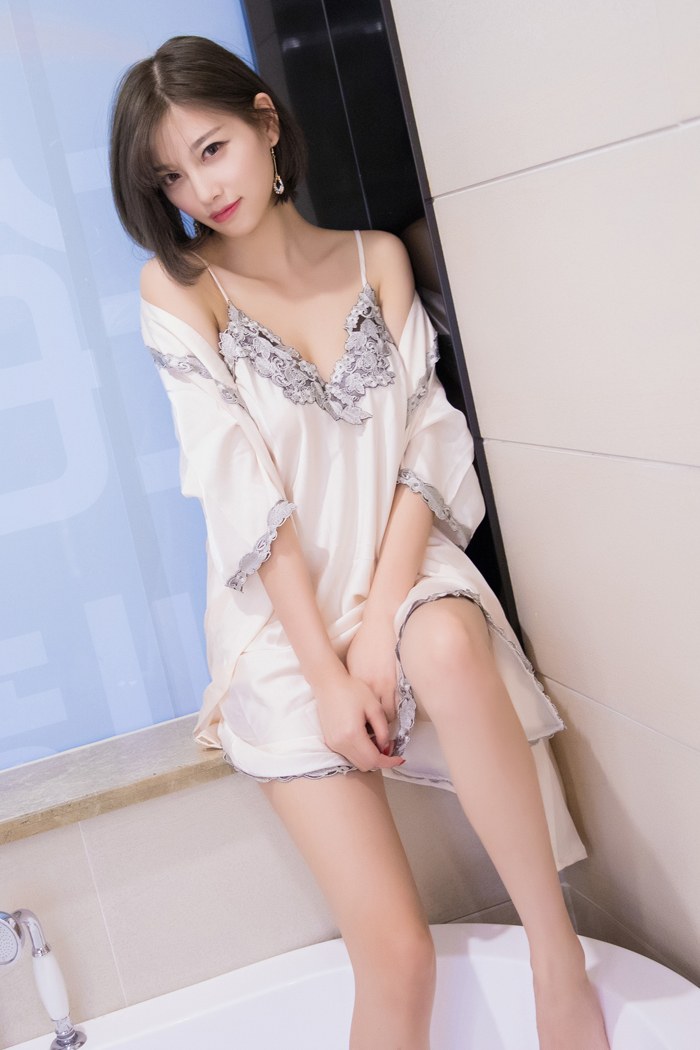 宅男女神杨晨晨酥胸美腿私房睡衣装