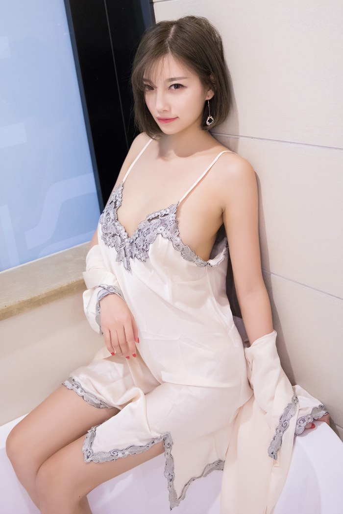 宅男女神杨晨晨酥胸美腿私房睡衣装