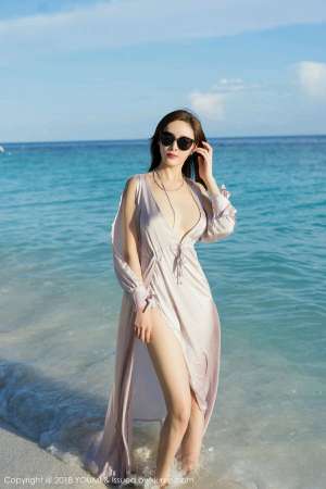 宅男女神周妍希海边旅拍秀性感完美身材