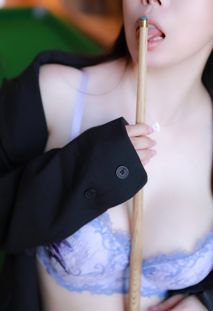 白茹雪桌球女郎露出丰腴胴体