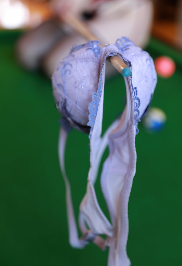 白茹雪桌球女郎露出丰腴胴体