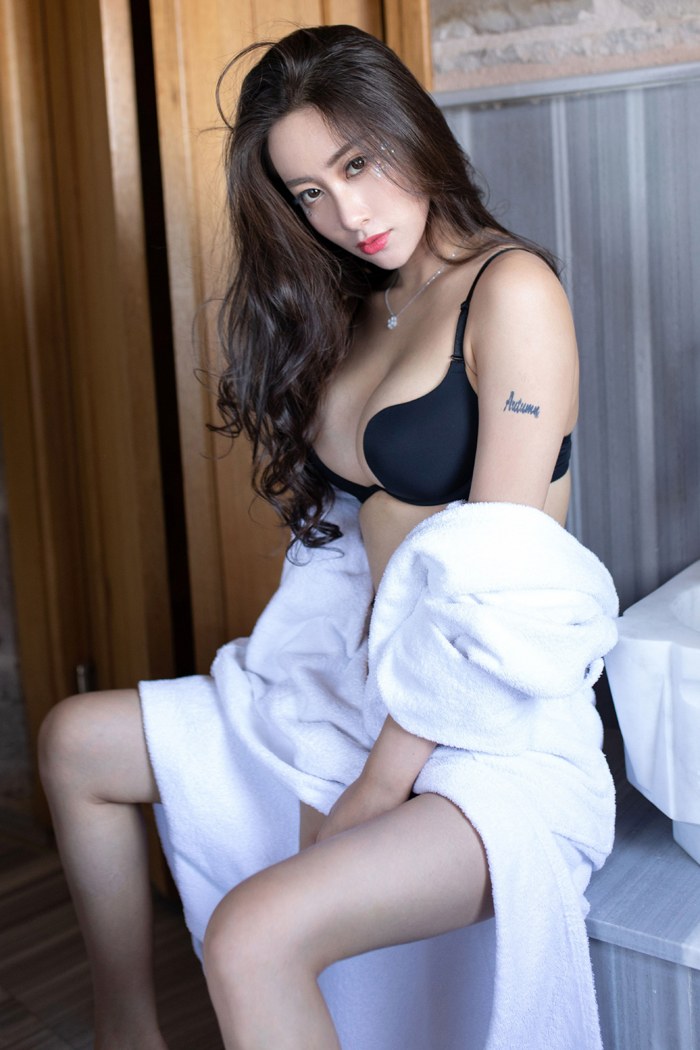 宅男女神穆菲菲 黑丝袜完美身段魅惑双眸销魂
