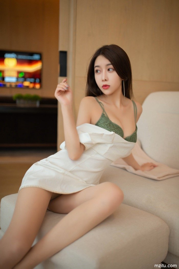尤物女友夏诗诗床上撒娇娇躯欲火难忍