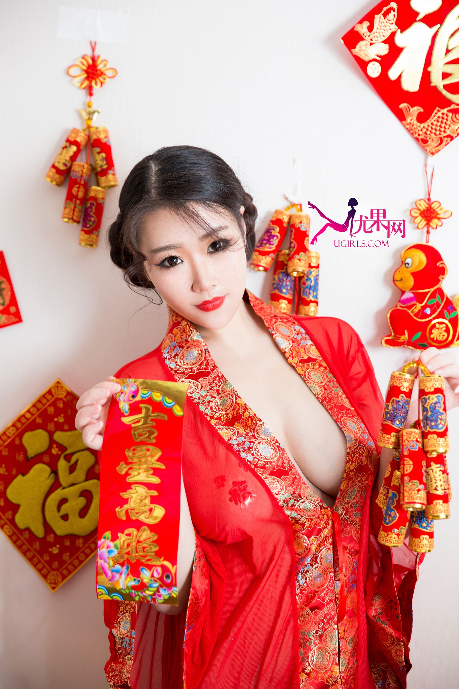 肚兜美女 性感美乳写真图片