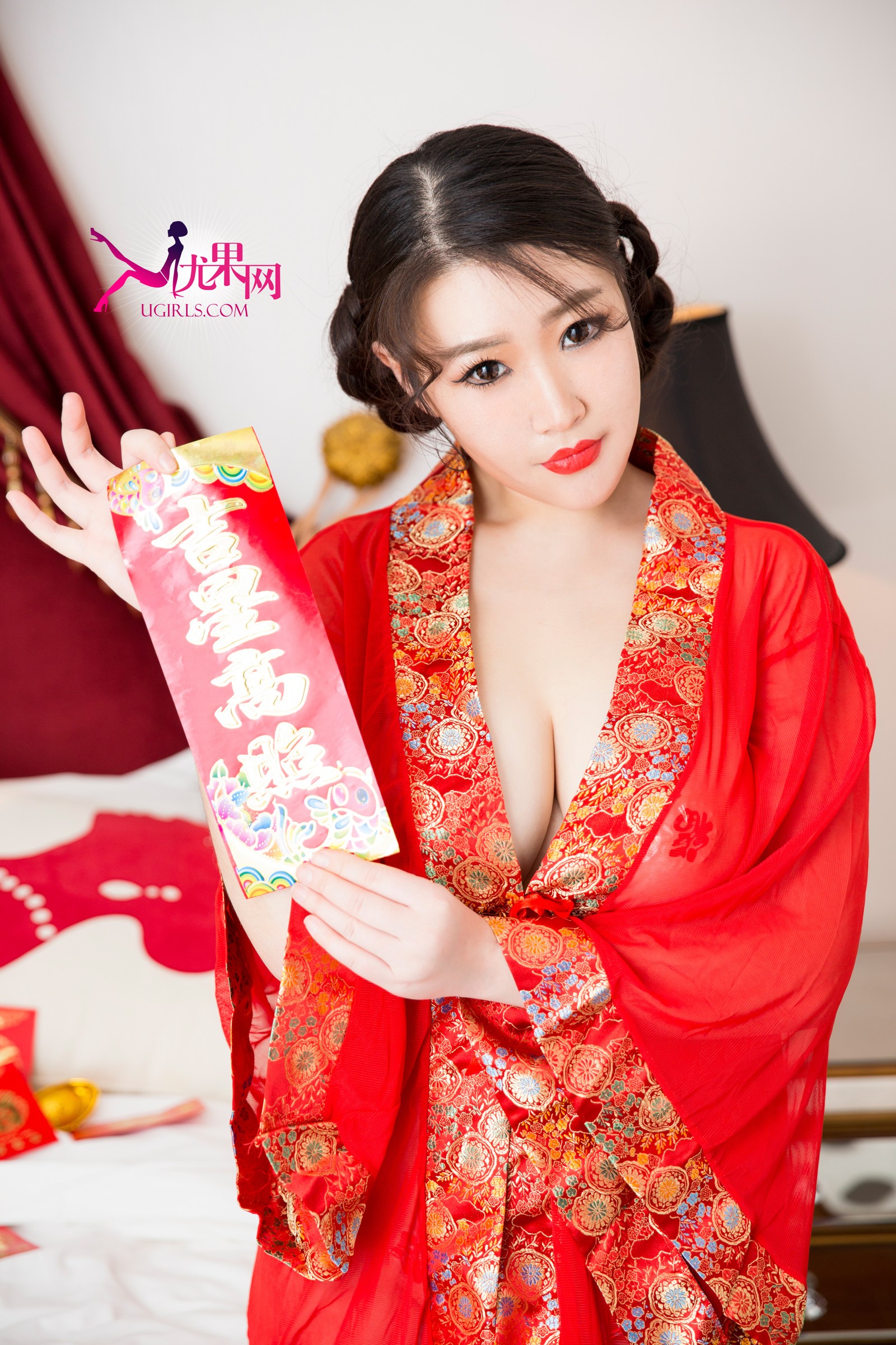 肚兜美女 性感美乳写真图片