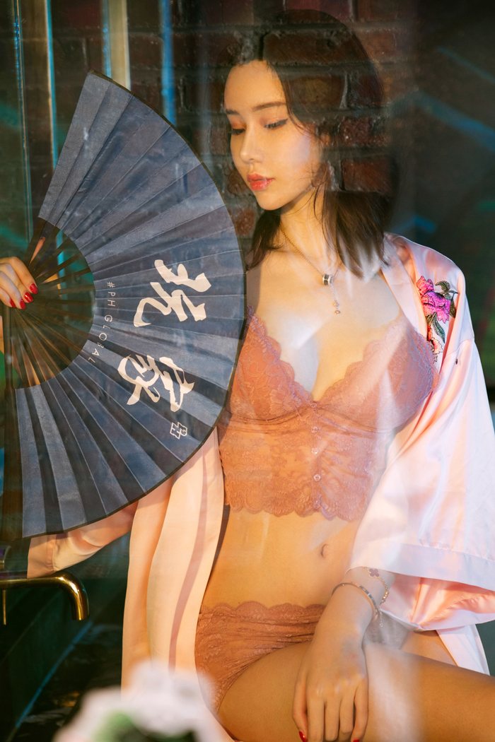 姐妹花酒吧猎艳演绎各式诱惑