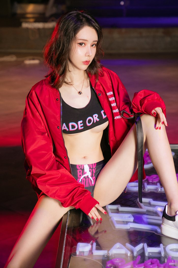 姐妹花酒吧猎艳演绎各式诱惑
