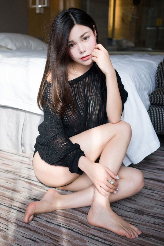 忧郁少妇沈佳居家黑丝透视装美乳挡不住