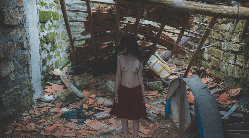 忧郁的性感女孩 唯美露美乳人体艺术