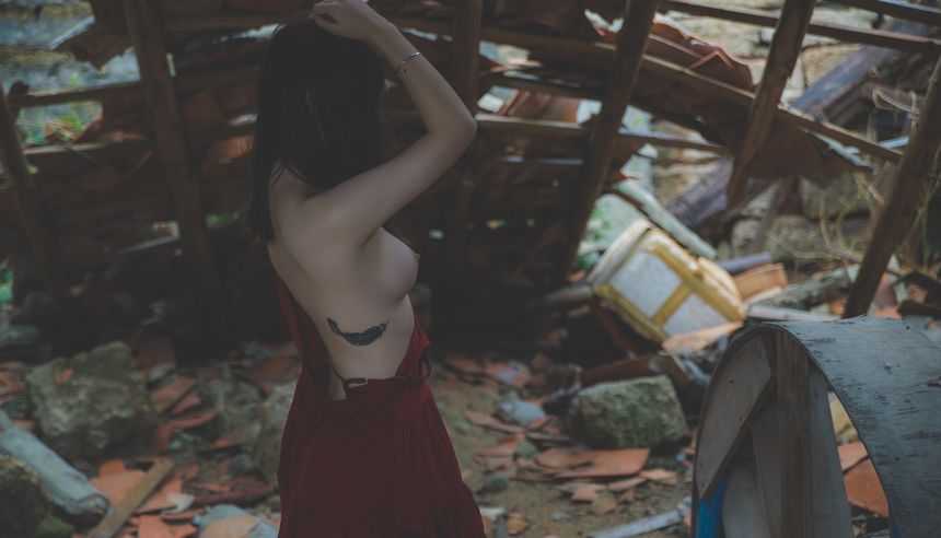忧郁的性感女孩 唯美露美乳人体艺术