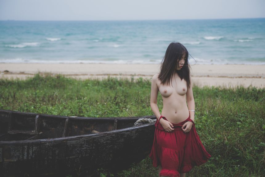 忧郁的性感女孩 唯美露美乳人体艺术