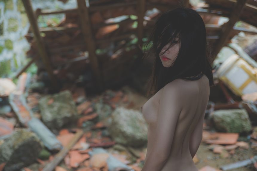 忧郁的性感女孩 唯美露美乳人体艺术