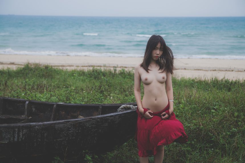 忧郁的性感女孩 唯美露美乳人体艺术