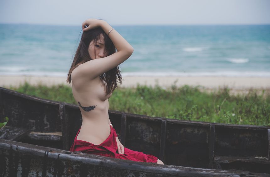 忧郁的性感女孩 唯美露美乳人体艺术