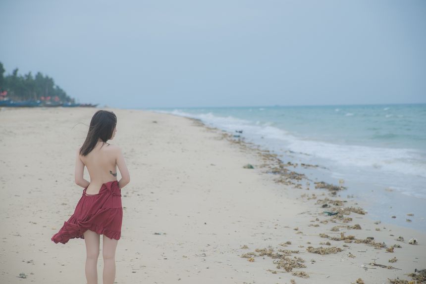忧郁的性感女孩 唯美露美乳人体艺术