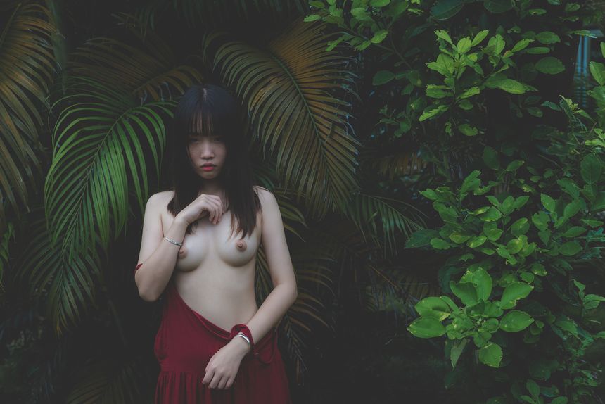 忧郁的性感女孩 唯美露美乳人体艺术