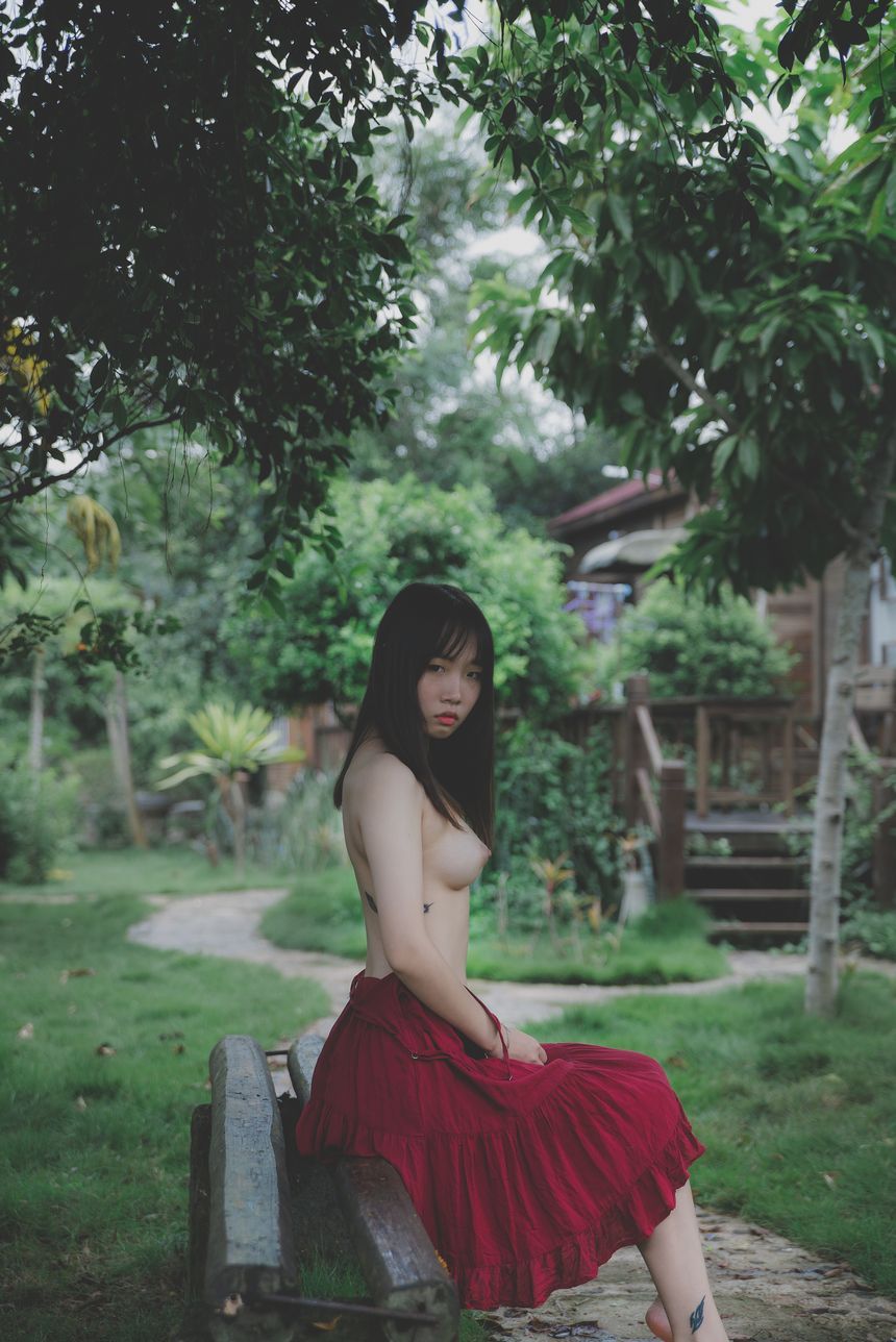 忧郁的性感女孩 唯美露美乳人体艺术