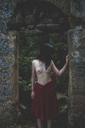 忧郁的性感女孩 唯美露美乳人体艺术
