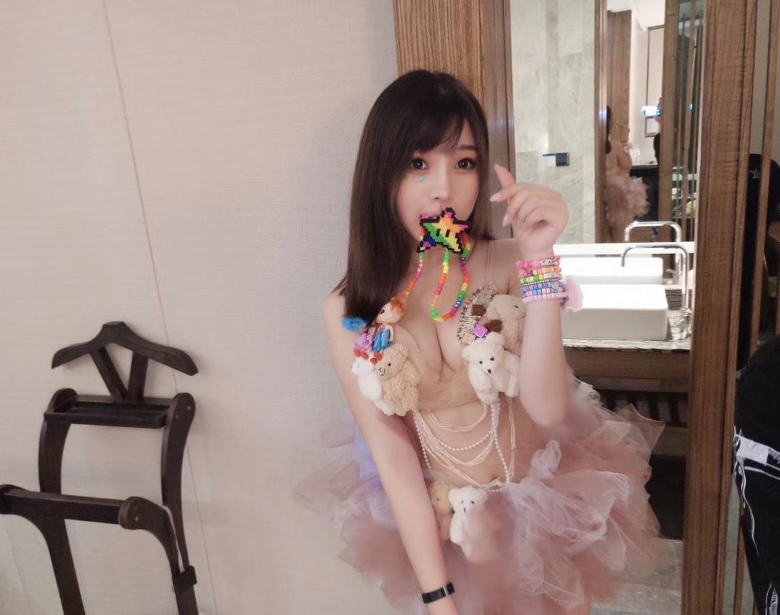 身材太好了 尤其美腿超级棒