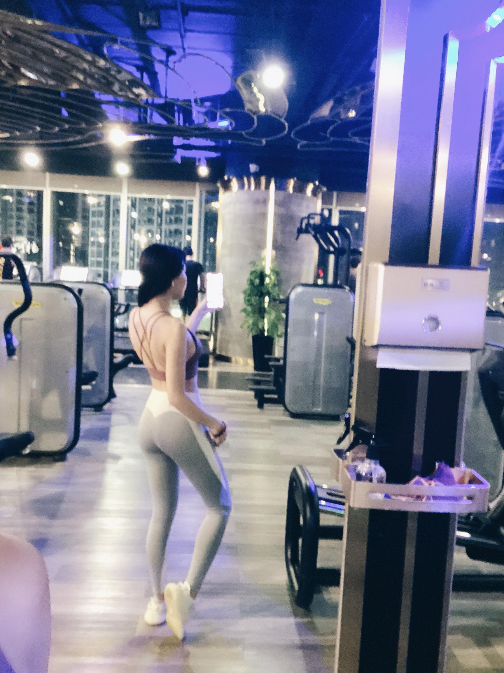身材太好了 尤其美腿超级棒