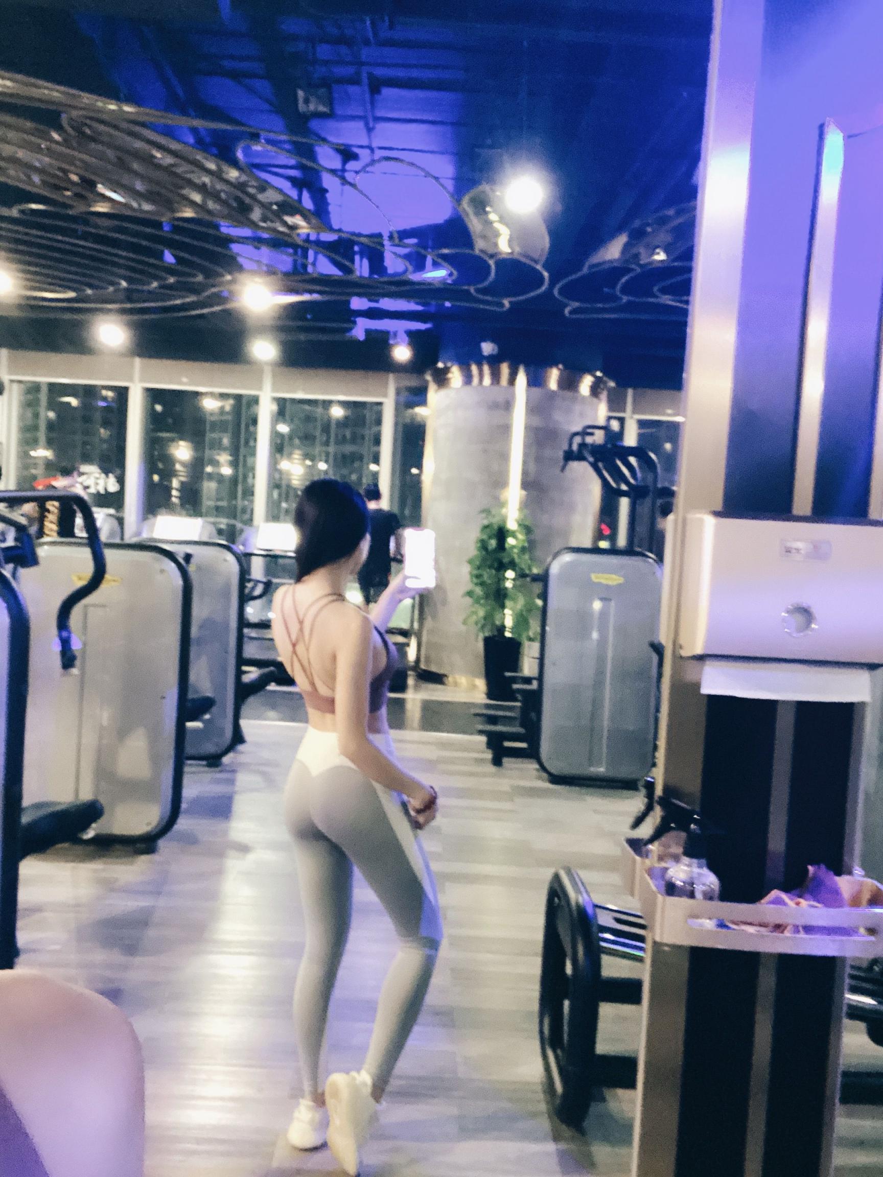 身材太好了 尤其美腿超级棒