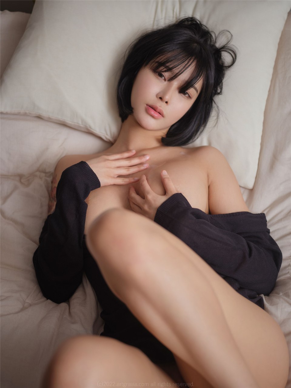 手臂纹身的少妇风情万种