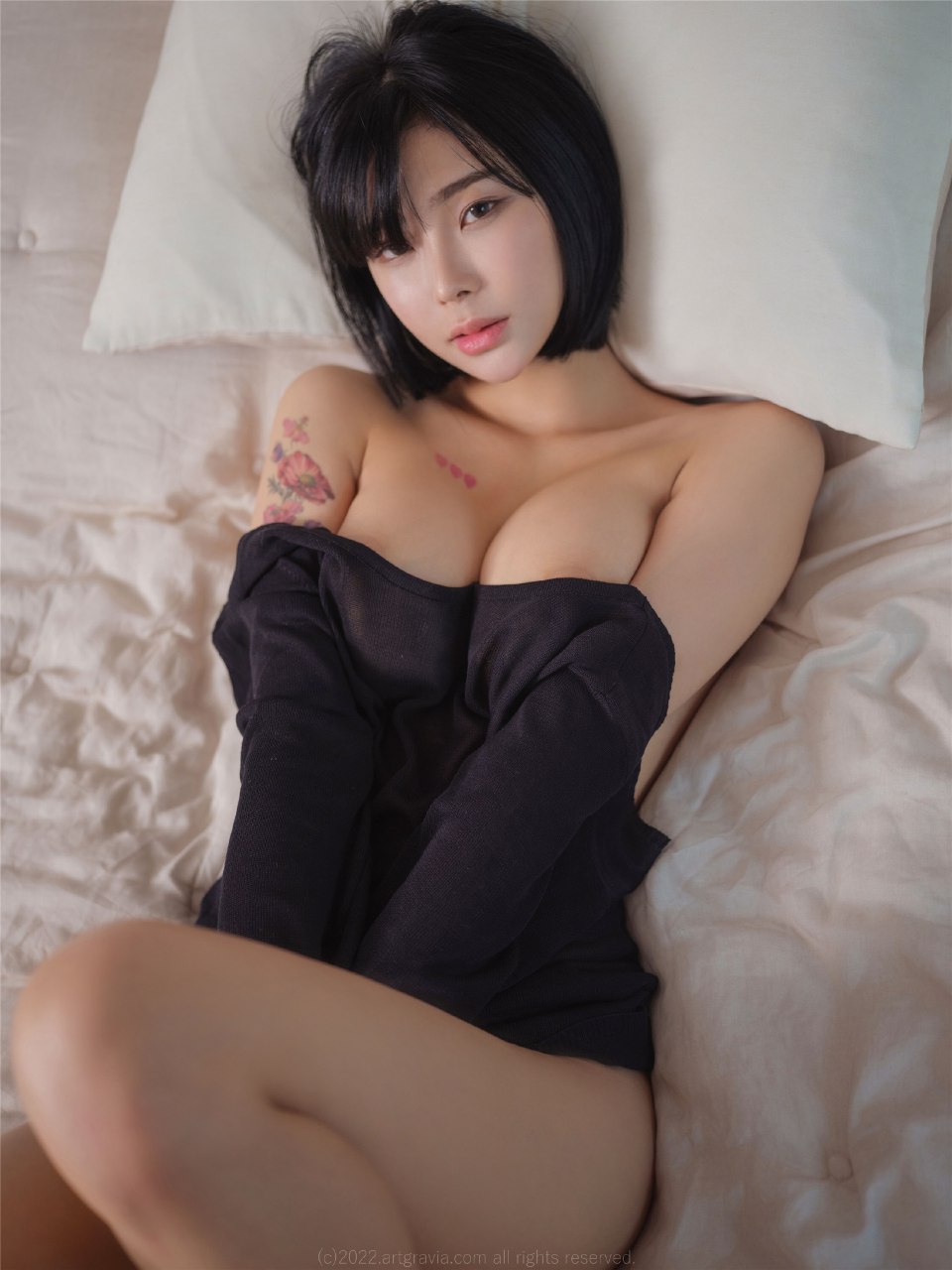 手臂纹身的少妇风情万种