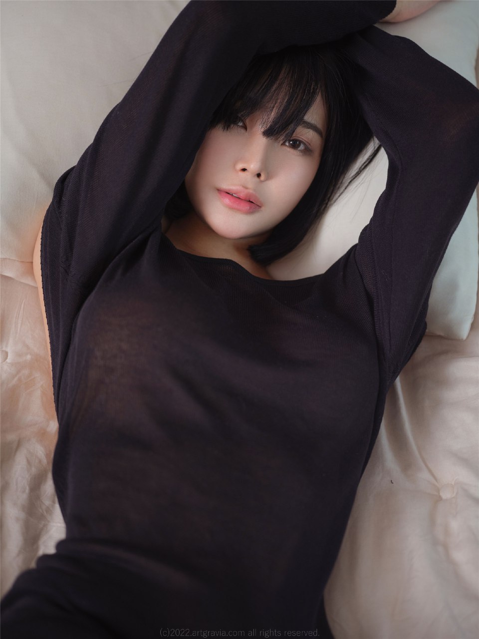 手臂纹身的少妇风情万种