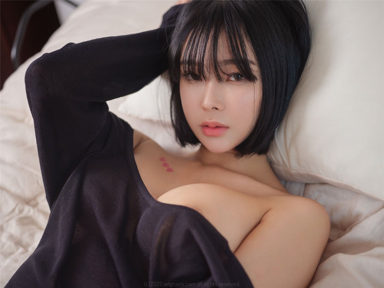 手臂纹身的少妇风情万种