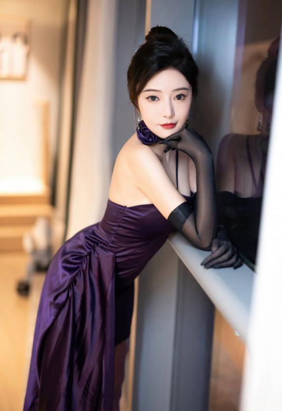 紫色吊带裙肤白貌美