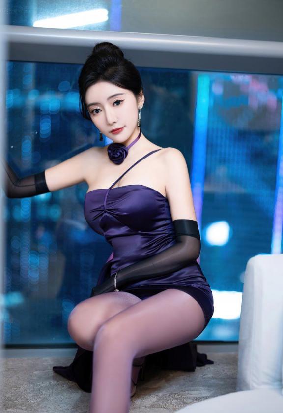 紫色吊带裙肤白貌美
