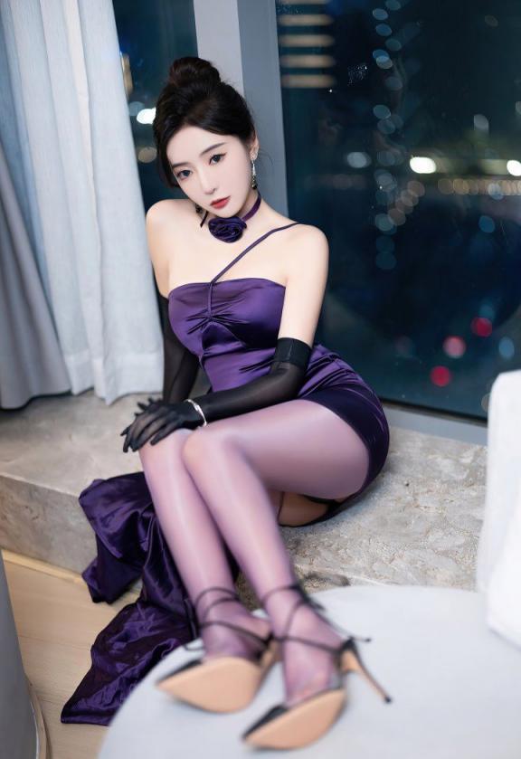 紫色吊带裙肤白貌美