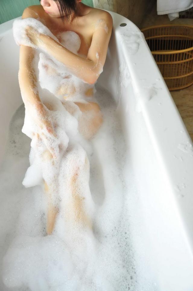 浴缸中的白嫩小妞