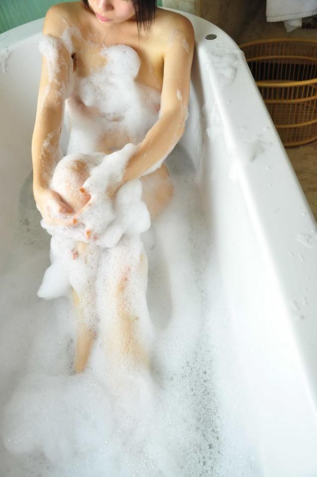 浴缸中的白嫩小妞